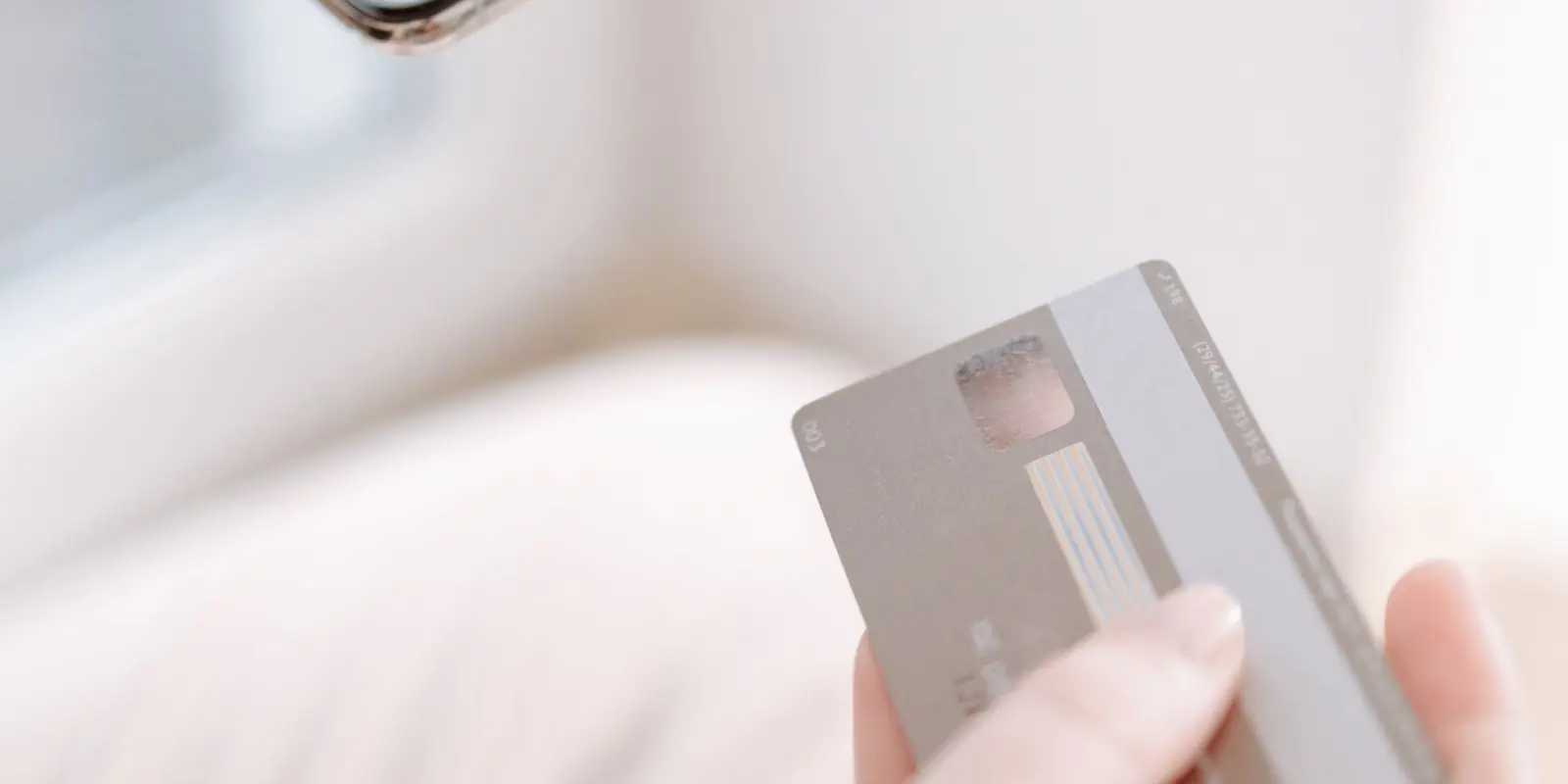 Tangan pegang kartu buat bayar belanja online