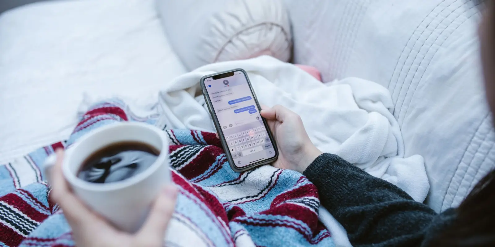 Chat lewat HP sambil pegang kopi di kasur