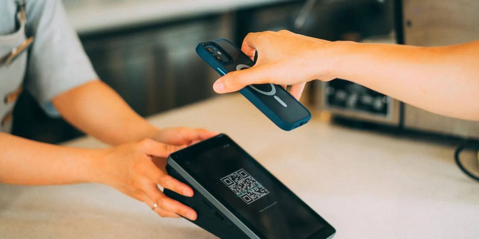 Bayar pakai HP lewat kode QR di kasir