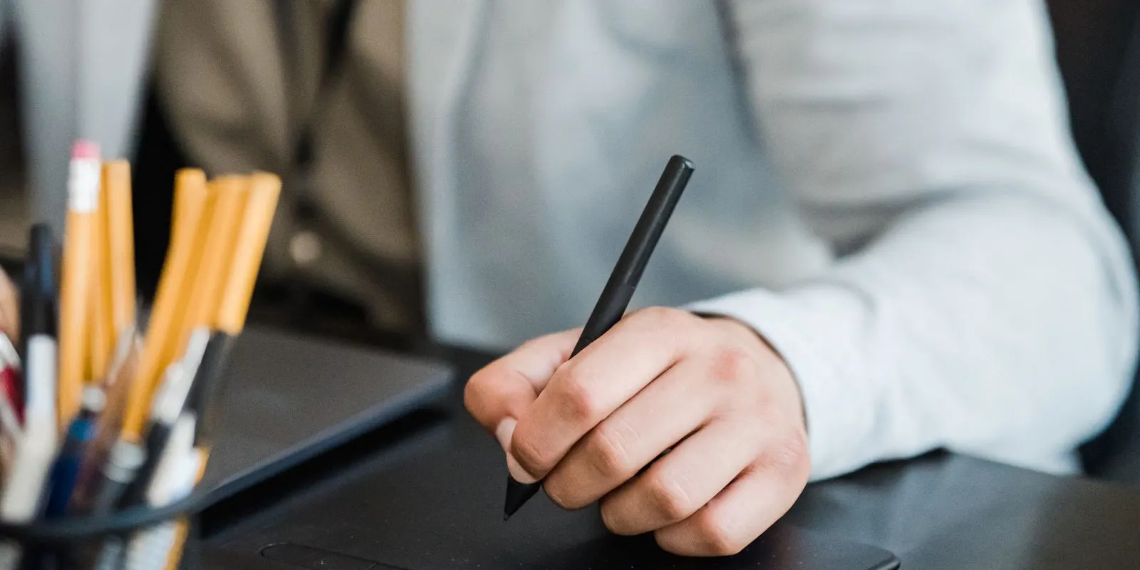 Desain pakai pen tablet di meja kerja
